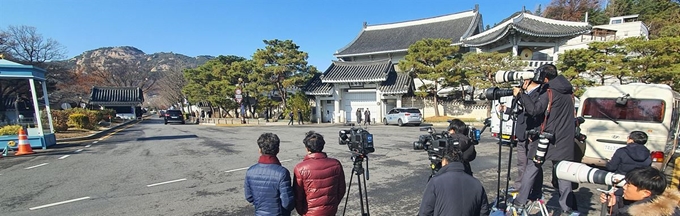 유재수 전 부산 경제부시장 감찰 중단과 관련해 4일 검찰의 청와대 압수수색 사실이 알려지자 보도진이 청와대 춘추관 앞에 모여있다. 연합뉴스