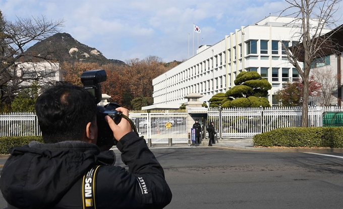 유재수 감찰 무마 의혹을 수사 중인 검찰이 4일 청와대 대통령비서실 압수수색에 나선 가운데, 취재진이 청와대 연풍문 앞을 촬영하고 있다. 서재훈 기자