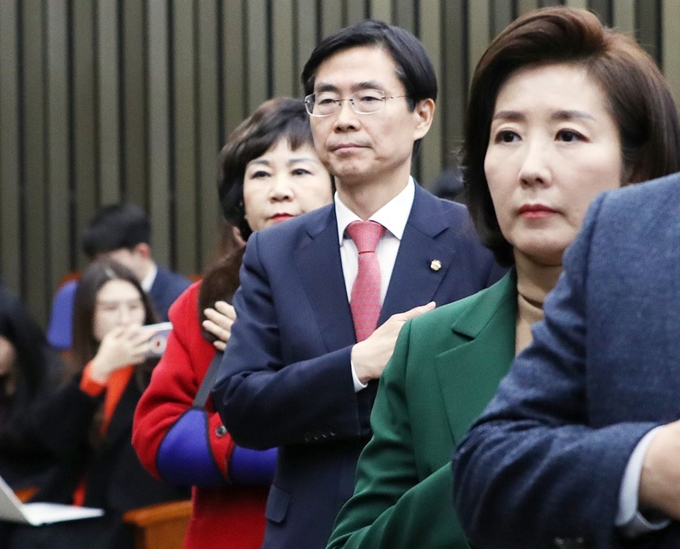 나경원(오른쪽부터) 자유한국당 원내대표와 조경태.김순례 최고위원이 4일 국회에서 열린 의원총회에서 국기에 대한 경례를 하고 있다. 황교안 당대표와 최고위원들은 지난 3일 긴급 최고위원회의를 열고 나 원내대표의 임기를 연장하지 않기로 했다. 연합뉴스