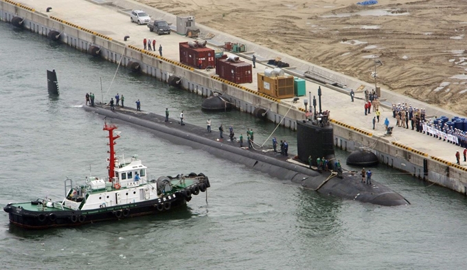 지난 2011년 해군작전사령부 부산기지에 입항하고 있는 미 해군의 버지니아급 공격형 핵잠수함 '텍사스함'. 한국일보 자료사진