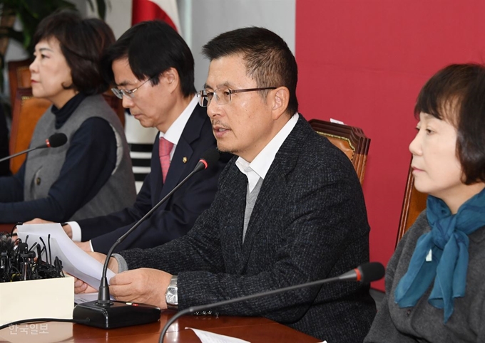 자유한국당 대표가 5일 국회에서 열린 최고위원회의에서 발언하고 있다.오대근기자