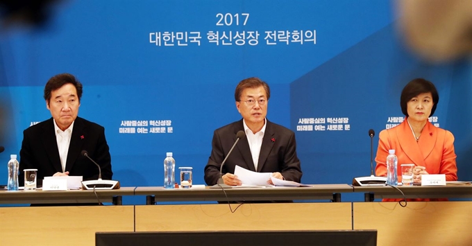 문재인 대통령이 2017년 11월 청와대 영빈관에서 장병규 4차산업혁명위원회위원장, 이용섭 일자리위원회 부위원장, 김상곤 부총리 겸 교육부 장관, 이낙연 국무총리, 추미애 더불어민주당 당 대표, 김동연 부총리 겸 기획재정부 장관, 김광두 국민경제자문회의부의장, 염한웅 국가과학기술자문회의 부의장등 당정청 관계자들이 참석한 가운데 2017 대한민국 혁신성장 전략회의를 주재하고 있다. 고영권 기자