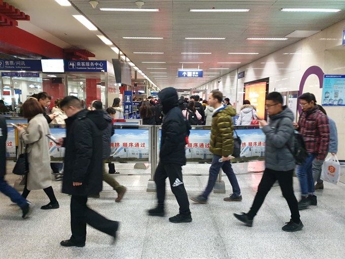 중국 베이징의 한 지하철역에 퇴근길 시민들이 바삐 오가고 있다. 칸막이 뒤로 보이는 보안 검색대 앞에 지하철 이용객들이 줄지어 늘어서 있다. 김광수 특파원