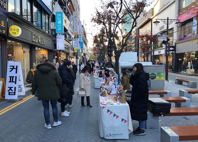 지난달 29일 인천 부평구 부평동 부평문화의거리에서 시민들이 프리마켓을 구경하고 있다. 이환직 기자