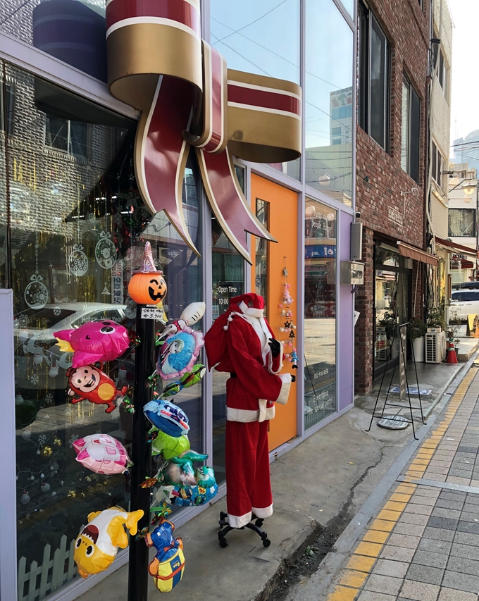 지난달 26일 오전 인천 부평구 부평동 평리단길 한 파티용품점 앞에 산타복이 전시돼 있다. 이환직 기자