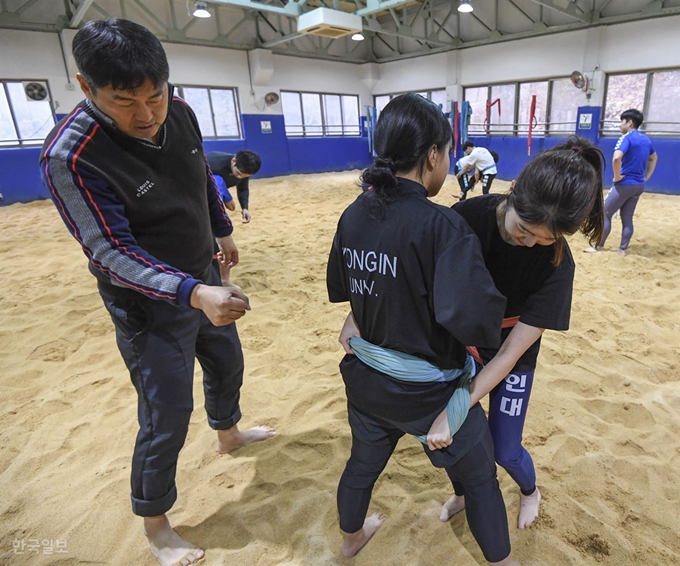 본보 이주현 인턴기자가 3일 경기 용인시 용인대학교 내 씨름장에서 씨름을 배우고 있다. 박형기 인턴기자