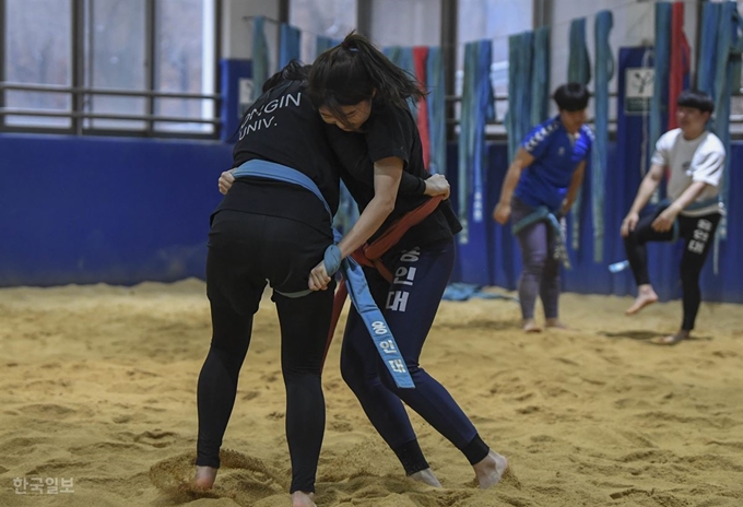 본보 이주현 인턴기자가 3일 오후 경기 용인시 용인대학교 내 씨름장에서 씨름을 배우고 있다. 박형기 인턴기자