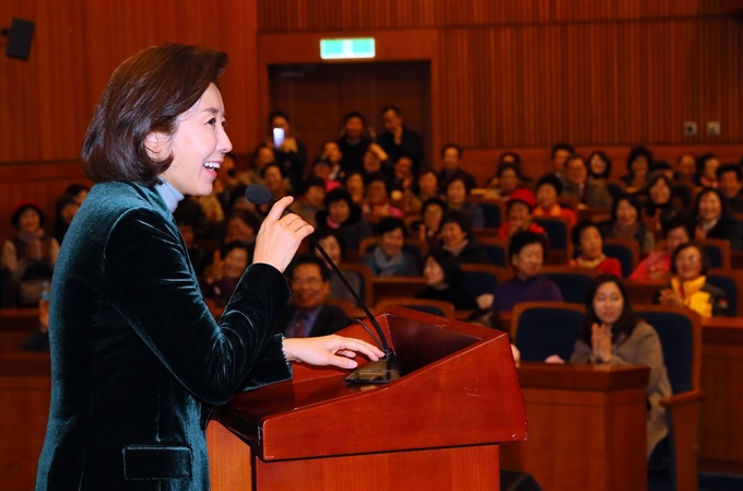 자유한국당 나경원 원내대표가 5일 국회 헌정기념관에서 열린 더불어민주당(전남 나주시화순군) 손금주 의원 출판기념회에서 "나주 나씨 입니다" 라며 인사말하고 있다. 연합뉴스