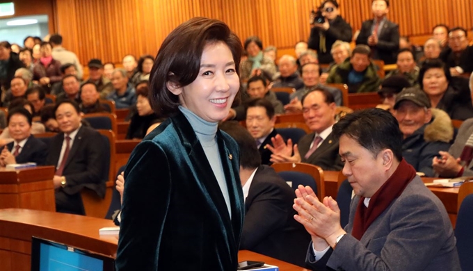 나경원 자유한국당 원내대표가 5일 서울 여의도 국회 헌정기념관에서 열린 손금주 더불어민주당 의원 북콘서트에 참석해 인사를 하고 있다. 뉴스1