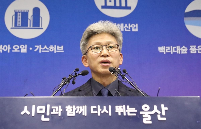 송병기 울산시 경제부시장이 5일 울산시청 프레스센터에서 김기현 전 울산시장 측근 비리 제보와 관련한 입장을 밝히고 있다. 울산=연합뉴스