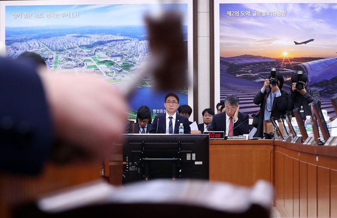 박순자 국회 국토교통위원회 위원장이 6일 국회에서 열린 국토위 전체회의에서 '타다 금지법'으로 불리는 여객자동차 운수사업법 일부개정법률안 등 안건을 의결하고 있다. 연합뉴스