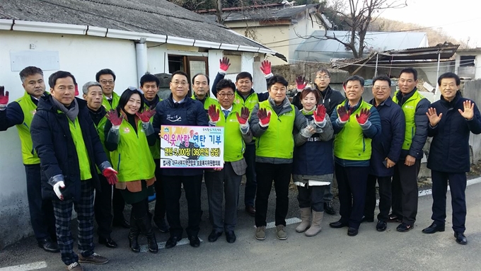 법무부 법사랑 위원 대구서부지역협의회 청소년계도분과위원협의회 위원들이 작년 12월 관내 저소득층 연탄봉사후 연탄 묻은 손을 보이며 단체사진을 찍고 있다. 협의회제공