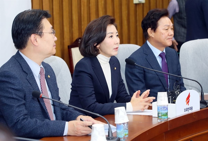 자유한국당 나경원 원내대표(왼쪽 두 번째)가 6일 국회에서 열린 원내대책회의를 주재하고 있다. 연합뉴스