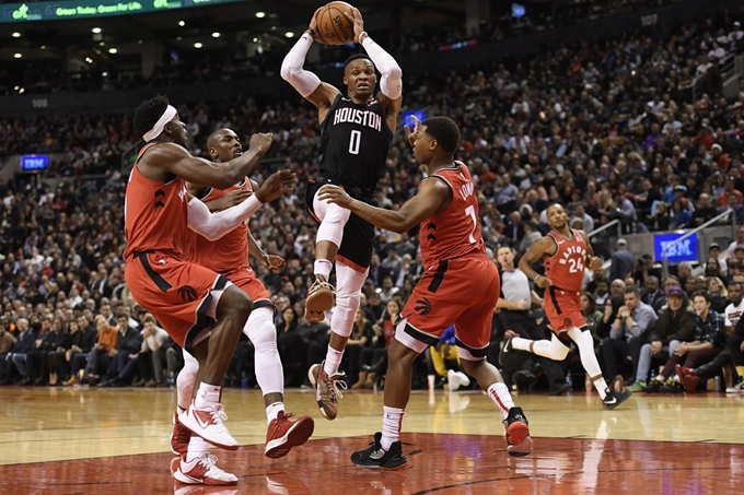 휴스턴 로키츠의 러셀 웨스트브룩(가운데)이 6일 토론토 랩터스와의 NBA 경기에서 수비 사이로 슛을 시도하고 있다. 토론토=AP 연합뉴스