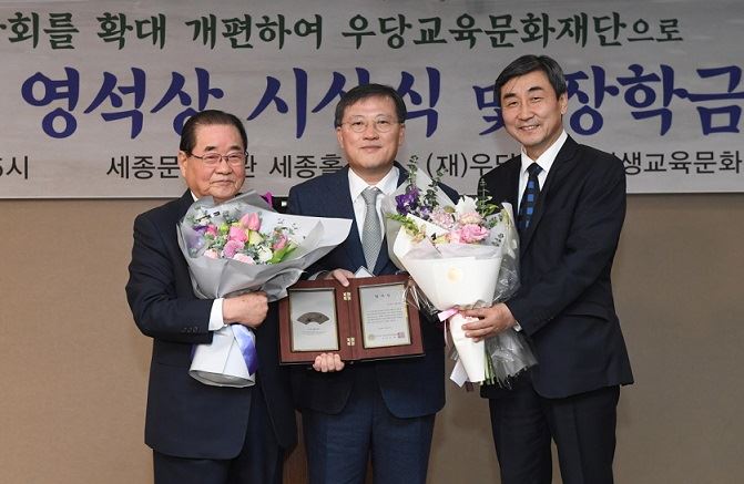 지난 5일 서울 종로구 세종문화회관에서 열린 우당이회영교육문화재단이 제정한 제1회 우당상∙영석상 시상식에서 이효율(가운데) 풀무원 대표가 영석상을 수상한 가운데 이종찬(왼쪽) 재단 이사장과 이종걸 국회의원이 상패와 꽃다발을 전달하고 있다. 풀무원 제공