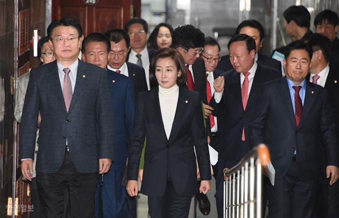 자유한국당 나경원 원내대표, 정용기 정책위의장 등이 6일 국회에서 열린 임기 마지막 원내대책회의를 마친 후 회의장을 나오고 있다. 오대근기자