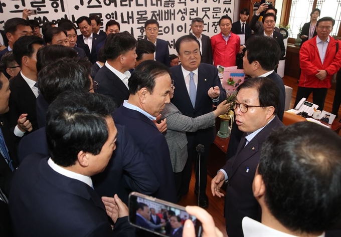 [190424 자유한국당 의원들과 설전하는 문 의장 (16)] 190424 자유한국당 의원들과 설전하는 문 의장문희상 국회의장이 24일 오전 국회의장실에서 선거법 개정 패스트트랙 지정과 관련해 항의 방문한 자유한국당 의원들과 설전을 벌이고 있다.배우한 기자