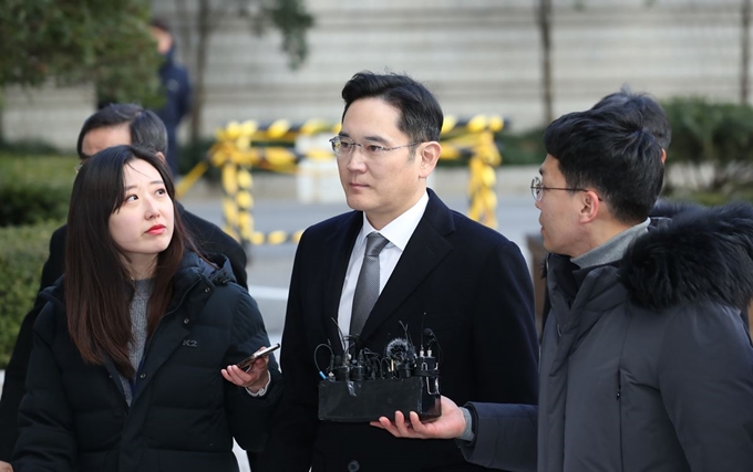 이재용 삼성전자 부회장이 6일 서울 서초구 서울고등법원에서 열린 국정농단 사건 파기환송심 속행 공판에 출석하고 있다. 연합뉴스