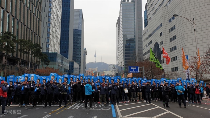 [저작권 한국일보] 이석기 구명위원회 관계자들이 7일 오후 독립문, 서울역, 중구 고용노동청 앞에서 사전 집회 후 광화문광장까지 행진하고 있다. 조소진 기자