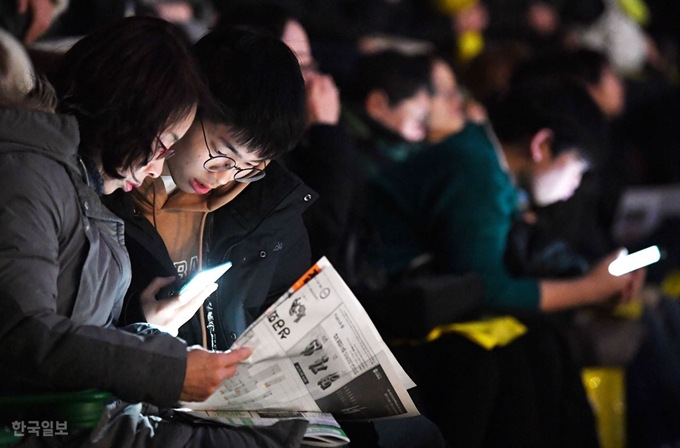 7일 오후 서울 송파구 잠실학생체육관에서 열린 2020학년도 정시 합격전략 설명회를 찾은 학부모와 수험생들이 정시 실채점지원참고표를 꼼꼼히 살펴보고 있다. 배우한 기자