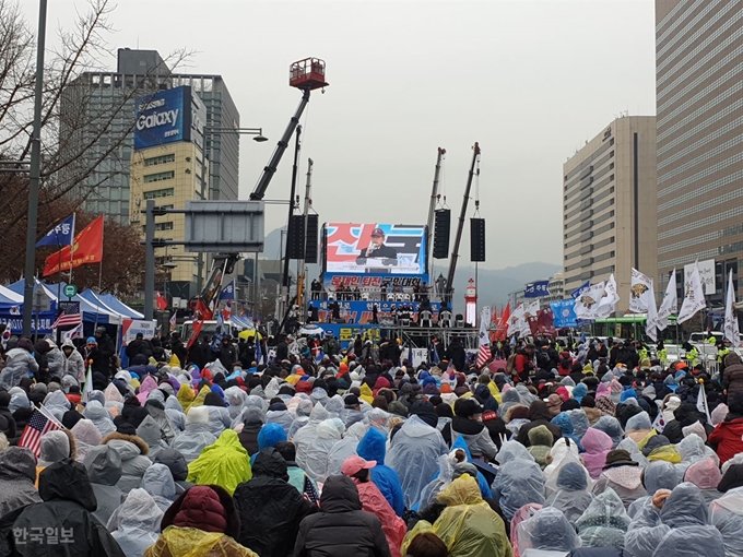 [저작권 한국일보]범국민투쟁본부가 7일 서울 중구 광화문 광장에서 대한민국 바로세우기 국민대회를 개최하고 문재인 정부를 규탄하고 있다. 조소진 기자