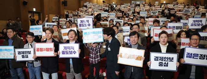 8일 오전 서울 여의도 국회 의원회관에서 열린 '변화와 혁신' 중앙당 발기인 대회에서 하태경 창당준비위원장과 유승민 의원 등 참석자들이 피켓을 들고 구호를 외치고 있다. 연합뉴스