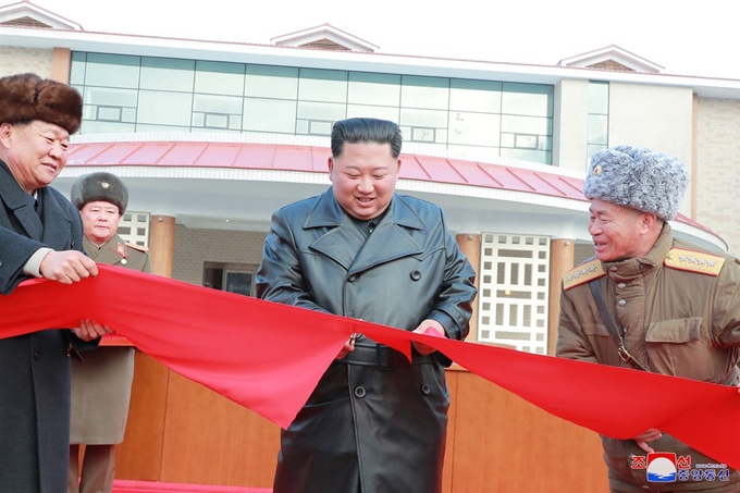 김정은 북한 국무위원장이 7일 평안남도 양덕군에서 열린 양덕온천문화휴양지 준공식에 참석, 테이프를 끊고 있다. 북한은 이날 동창리에서 “대단히 중대한 시험”을 했다고 발표했다.