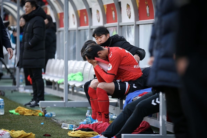 경남 이재명이 8일 창원축구센터에서 열린 하나원큐 K리그 승강 플레이오프에서 패한 뒤 벤치에서 눈물을 쏟고 있다. 한국프로축구연맹 제공