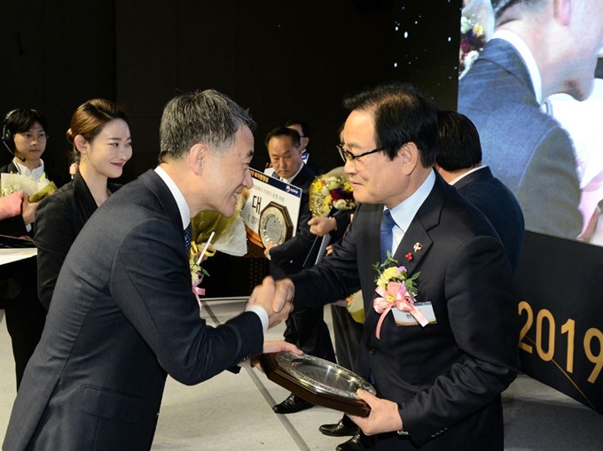 한정우(오른쪽) 창녕군수가 9일 세종시 정부세종컨벤션센터에서 열린 2019 복지행정 시상식에서 박능후(왼쪽) 보건복지부 장관으로부터 민관협력 및 자원연계 부문 대상을 받고 있다. 창녕군 제공