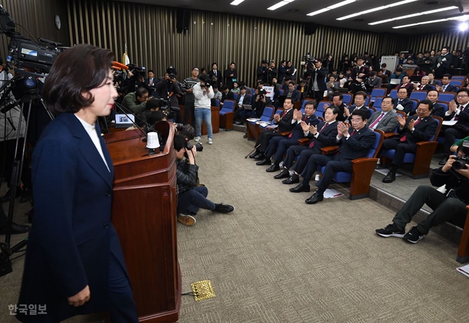 20대 국회 마지막 원내대표 및 정책위원장 선출을 위한 자유한국당 의원총회가 9일 국회에서 열린 가운데 나경원 원내대표가 인사말을 마치고 자리로 돌아가고 있다. 홍인기 기자