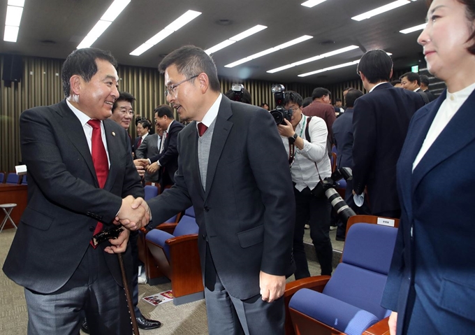 심재철 자유한국당 신임 원내대표(왼쪽)가 9일 서울 여의도 국회에서 열린 의원총회에서 원내대표에 당선된 뒤 황교안 대표와 인사하고 있다. 연합뉴스