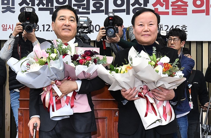 자유한국당 신임 원내대표에 선출된 심재철 의원(왼쪽)과 새 정책위의장에 선출된 김재원 의원이 9일 오전 국회에서 열린 의원총회에서 축하 꽃다발을 받고 기뻐하고 있다. 홍인기 기자