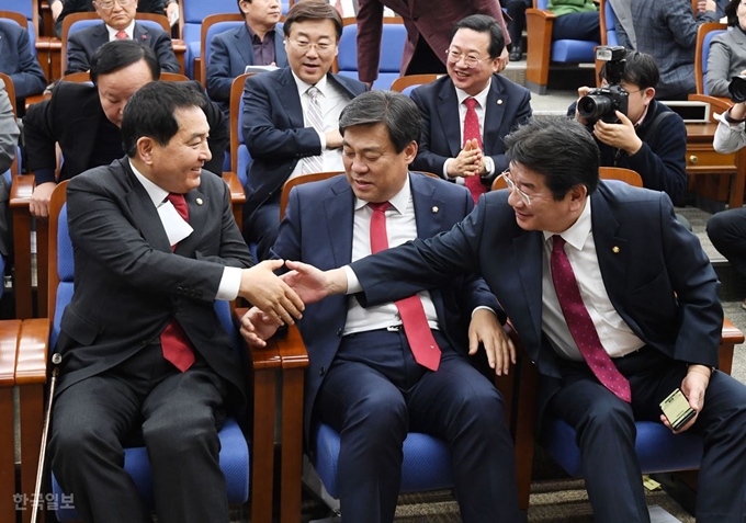 자유한국당 심재철 신임 원내대표가 9일 오전 서울 여의도 국회에서 열린 경선에서 결선투표에 52표를 얻어 당선된 후 다른 후보자들로부터 축하를 받고 있다. 홍인기 기자