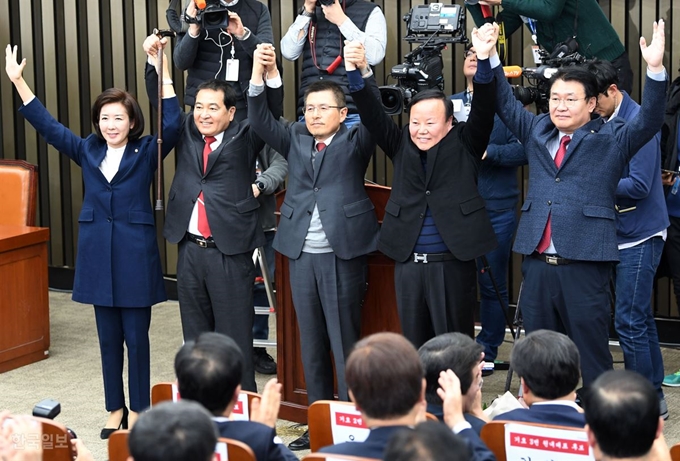 자유한국당 심재철(왼쪽 두번째) 신임 원내대표가 9일 오전 서울 여의도 국회에서 열린 경선에서 결선투표에 52표를 얻어 당선된 후 황교안(가운데) 대표 등 신구 집행부와 손을 잡고 인사를 하고 있다. 왼쪽부터 나경원 전 원내대표, 심 원내대표, 황 대표, 김재원 신임 정책위원장, 정용기 전 정책위원장. 홍인기 기자