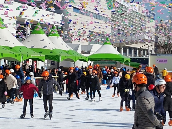 광주시청 야외스케이트장. 광주시 제공/2019-12-09(한국일보)