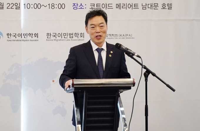 법무부 김오수 차관이 지난달 22일 오전 서울 중구 코트야드 메리어트 남대문 호텔에서 열린 이민정책연구원 개원 10주년 기념행사에 참석해 축사를 하고 있다. 이민정책연구원 제공