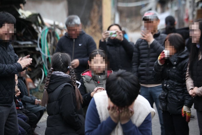 따뜻한한반도사랑의연탄나눔운동이 지난 7일 '김달봉 선생'의 기부금으로 마련한 연탄을 배달한 뒤 기념촬영을 하고 있다. 따뜻한한반도사랑의연탄나눔운동 이동섭 상임이사 페이스북 캡처