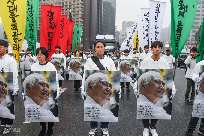 10일 오전 서울 종로구 광화문 일대에서 오종렬 의장 영결식 참석자들이 대형 영정과 만장을 앞세워 운구행진을 하고 있다. 류효진 기자