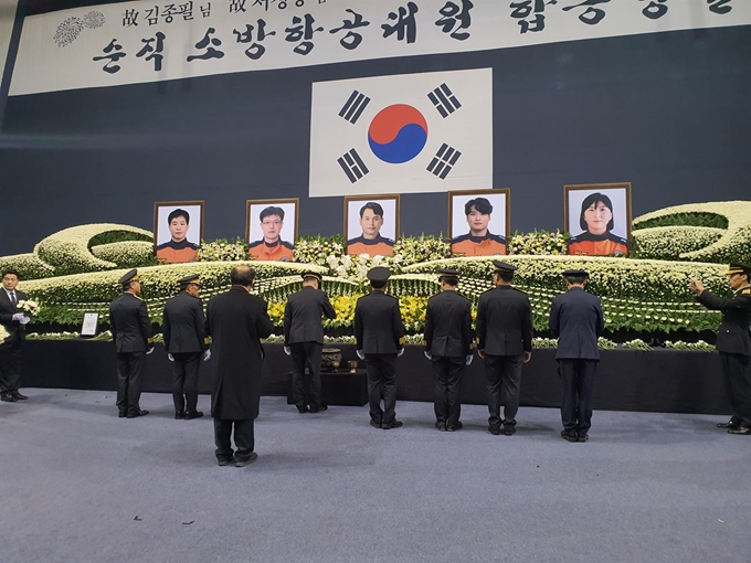 10일 오전 대구 달서구 계명대 실내체육관에서 열린 순직 소방항공대원 합동영결식에서 참석자들이 헌화하고 있다. 소방청 제공