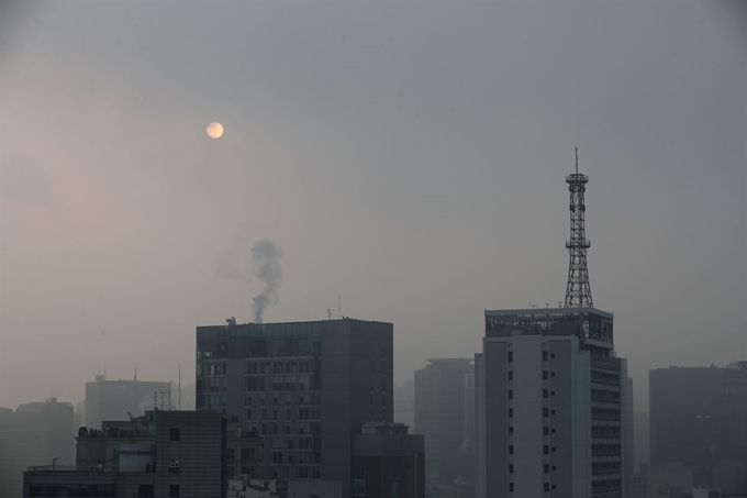 올겨울 첫 미세먼지 비상저감조치가 내려진 10일 오전 서울 시내 일대가 먼지로 뿌옇게 뒤덮여있다.연합뉴스