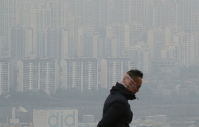 수도권 초미세먼지 농도가 '나쁨' 수준을 보인 9일 오전 경기도 오산시 보적사에서 바라본 화성시내가 뿌옇게 보이고 있다. 뉴스1