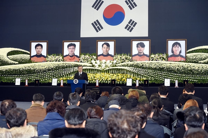 문재인 대통령이 10일 대구 달서구 계명대 체육관에서 열린 독도 해역 헬기 추락사고 순직 소방항공대원 합동 영결식에서 추도사를 하고 있다. 류효진 기자