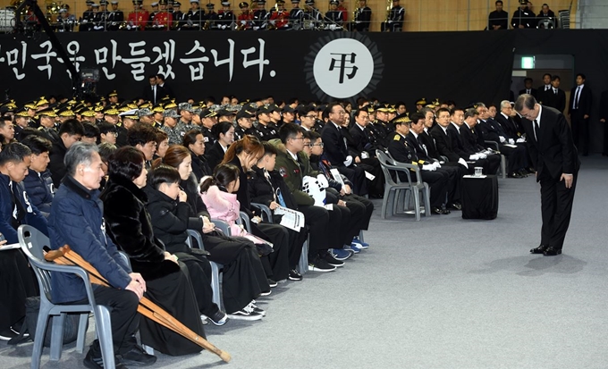 문재인 대통령이 10일 대구 달서구 계명대 체육관에서 열린 독도 해역 헬기 추락사고 순직 소방항공대원 합동 영결식에서 유가족들에게 인사 하고 있다. 류효진 기자