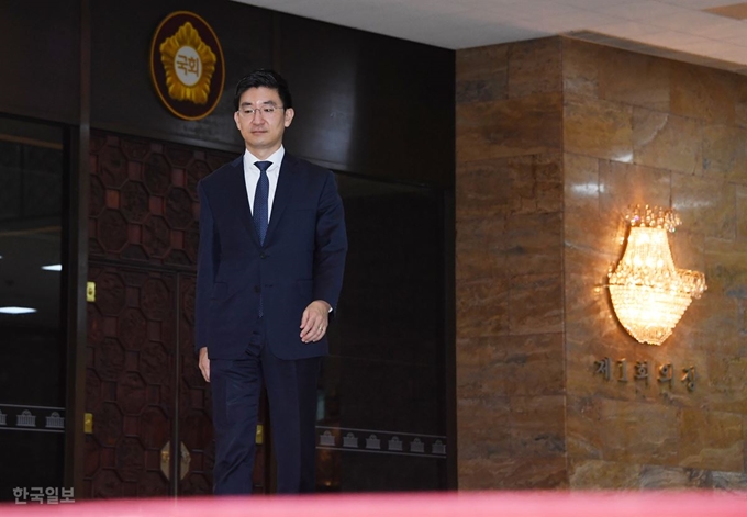 김 의원은 현재 자유한국당의 상태를 “박제한 동물에 수혈한다고 살아나겠느냐”는 말로 촌평했다. 자신의 불출마 선언과 당 해체 주장이 발전적인 폭발로 이어지기를 그는 기대했다. 오대근 기자