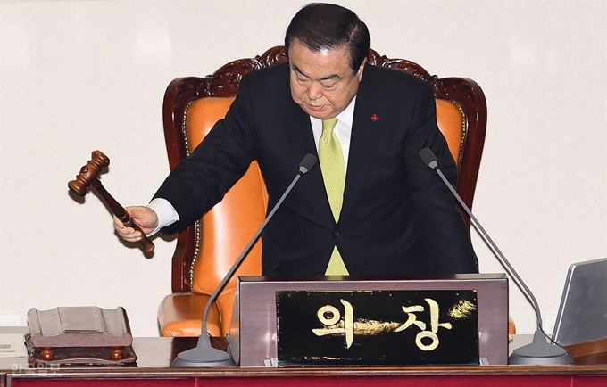 본회의문희상 국회의장이 10일 국회 본회의장에서 본회의 개의를 선언하고 있다. 홍인기 기자