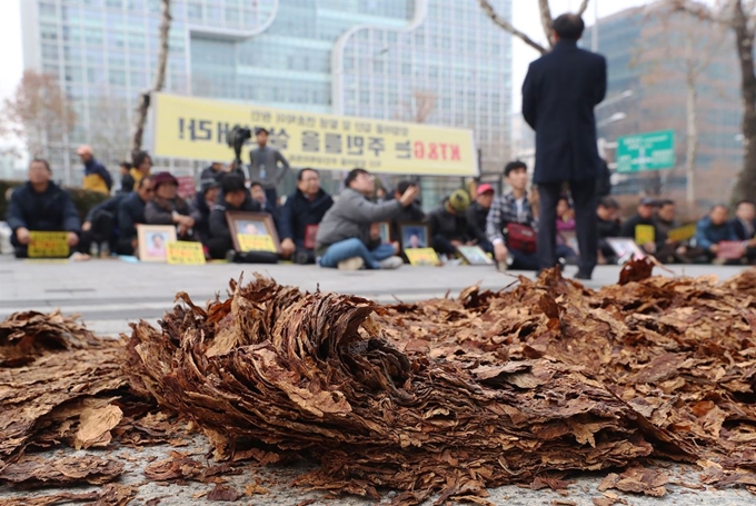 익산 장점마을 주민들이 10일 오전 서울 강남구 KT&G타워 앞에서 집회를 열고 연초박(담뱃잎 찌꺼기)이 집단 암 발병의 원인이라며 KT&G의 공식사과와 피해대책 마련을 촉구하고 있다. 연합뉴스