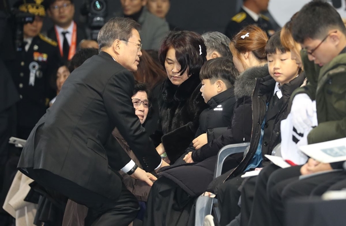 문재인 대통령이 10일 대구 계명대 체육관에서 열린 독도 해역 헬기 추락사고 순직 소방항공대원 합동 영결식에 참석, 유가족들을 위로하고 있다. 대구=청와대사진기자단