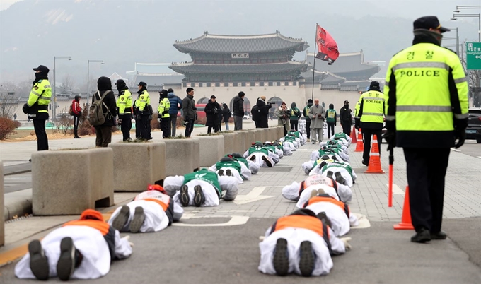 지난 9일 오전 서울 광화문광장에서 민주노총 소속 한국도로공사 톨게이트 요금수납원들이 한국도로공사의 직접고용을 촉구하며 오체투지를 하고 있다. 연합뉴스