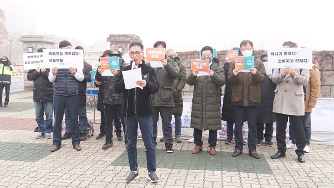 타다와 유사한 승차공유 서비스 플랫폼인 차차의 드라이버들이 10일 오전 국회 앞에서 '타다 금지법' 반대 집회를 열고 있다. 이들은 성명문을 내고 "택시업계 보호를 위해 일자리를 박탈당할 줄은 몰랐다"면서 국회 국토교통위원회를 통과한 타다 금지법을 '택시만을 위한 쇄국 입법'으로 비판했다. 차차크리에이션 제공