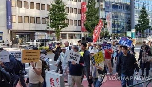 일본 도쿄 신주쿠에서 열리고 있는 헤이트 스피치 반대 시위. 도쿄=연합뉴스 자료사진